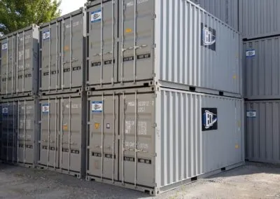 Stos kontenerów 20-stopowych firmy 3Way Containers