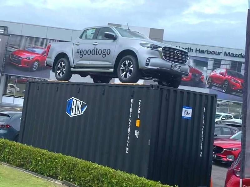Ciężarówka Mazda wystawiona w kontenerze 3Way Containers